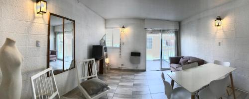 sala de estar con mesa y algunas sillas en Duplex centro Carlos Paz en Villa Carlos Paz