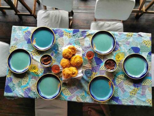 stół z talerzami żywności na stole w obiekcie The Palms - Caribbean Paradise w mieście Playa Aguadulce