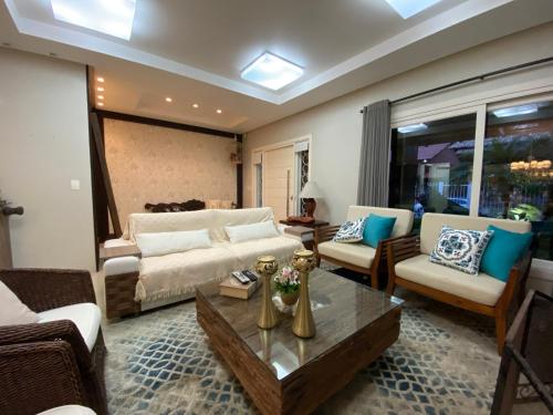 un salon avec un canapé et une table basse dans l'établissement Casa com piscina Praia dos Molhes, à Torres