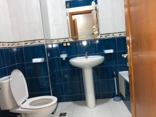 y baño con aseo y lavamanos. en NOUVEAU Appartement Totalement neuf - très propre à coté du centre commercial MARJANE en Tánger