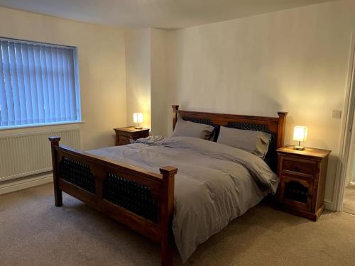 um quarto com uma cama grande e 2 mesas de cabeceira em Home in Barrow-Upon-Soar em Barrow upon Soar