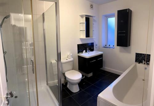 a bathroom with a toilet and a shower and a sink at Home in Barrow-Upon-Soar in Barrow upon Soar