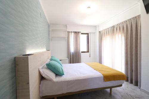 sypialnia z łóżkiem i oknem w obiekcie 205 I Posada del Mar I Encantador hostel en la playa de Gandia w mieście Los Mártires