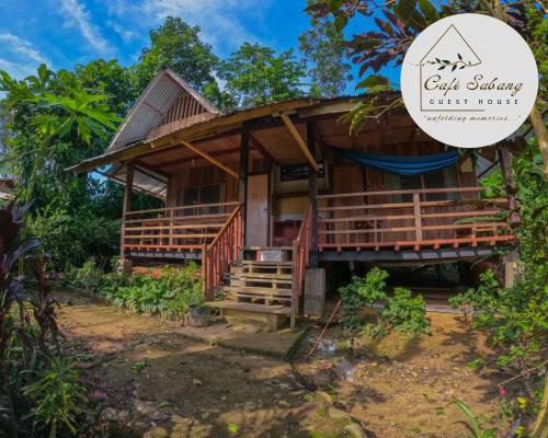 ein Haus im Wald mit einem Schild, auf dem das heilige Heiligtum Ost Java steht in der Unterkunft Cafe Sabang Guest House in Sabang