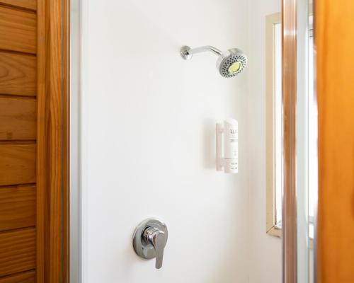 Bilik mandi di Tudor Park Motel Spacious with kitchens 1 minute walk to restaurant and shopping centre and Gisborne Hospital