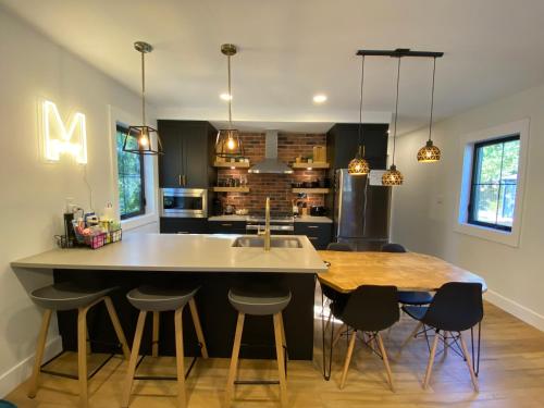 Dapur atau dapur kecil di Stylish Downtown Kingsville Getaway with Putting Green, Firepit & Games