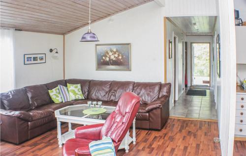 - un salon avec un canapé en cuir et une table dans l'établissement 3 Bedroom Lovely Home In Mly, à Måløy