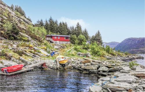 - deux bateaux assis sur le bord d'une rivière dans l'établissement 3 Bedroom Lovely Home In Mly, à Måløy