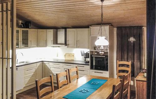 eine Küche mit einem Holztisch und Stühlen sowie ein Esszimmer in der Unterkunft 3 Bedroom Lovely Home In Mly in Måløy