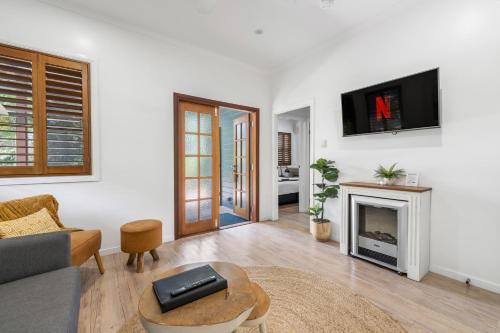 TV a/nebo společenská místnost v ubytování Blue Summit Hideaway