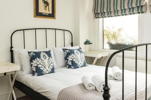 Katil atau katil-katil dalam bilik di Spacious 2-bed flat, private patio & close to park