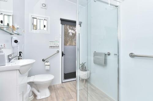 un bagno con doccia, WC e lavandino di Wallaby Gully Farm Cottage Peace Quiet Serenity a Ellalong