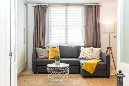 Spacious beautiful just-renovated flat with patio - Chelsea, hotel in London