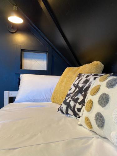 Katil atau katil-katil dalam bilik di Stylish Downtown Kingsville Getaway with Putting Green, Firepit & Games