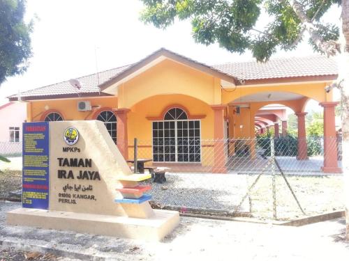 Bangunan di mana terletaknya rumah tamu ini