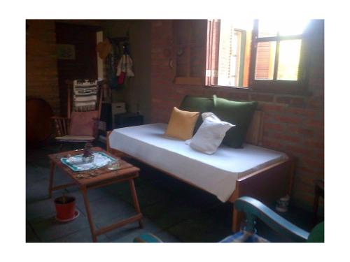 una cama con almohadas en una habitación en Keoken Casa 1 en Nono
