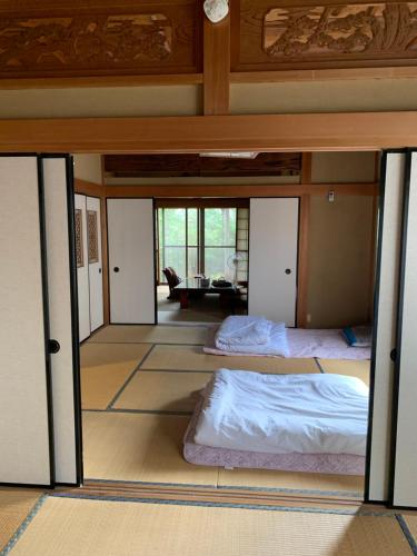 a bedroom with two beds in a room at 我孫子ハウス in Abiko