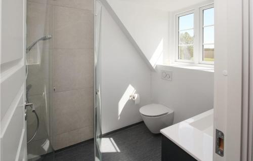 uma casa de banho branca com um WC e um chuveiro em Awesome Home In Sams With Kitchen em Ballen