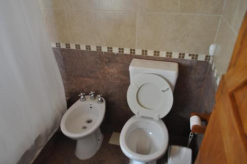 y baño pequeño con aseo y bidet. en la martina en Villa Giardino