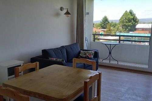 sala de estar con mesa y sofá en Excelente ubicación en Valdivia