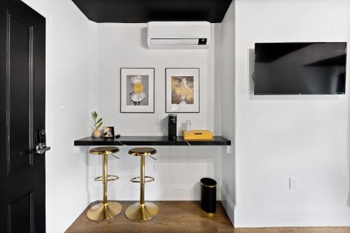 a kitchen with a counter and stools in a room at The Coach House in Salem