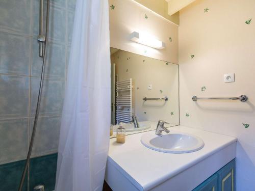 a bathroom with a sink and a mirror at Chalet Mitoyen 3 Chambres, Terrasse, Proche Centre Cauterets, Navette Ski Gratuite - FR-1-401-254 in Cauterets