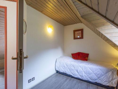 a small bedroom with a bed in a attic at Chalet Cauterets, 4 pièces, 6 personnes - FR-1-401-254 in Cauterets