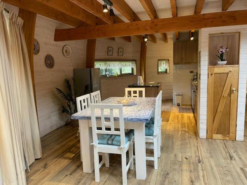 a kitchen and dining room with a table and chairs at Domos Futronhue in Futrono