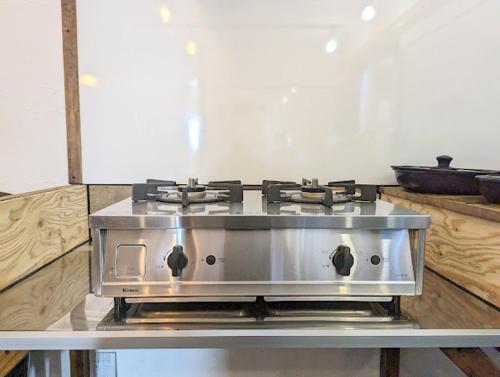 Cuisine ou kitchenette dans l'établissement 暮らす宿ソラプチ Sorapchi Cabin