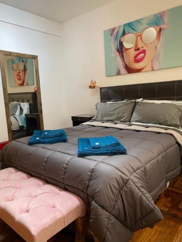 1 dormitorio con 1 cama grande y toallas azules. en Beautiful Apartment in Las Cañitas Buenos Aires en Buenos Aires