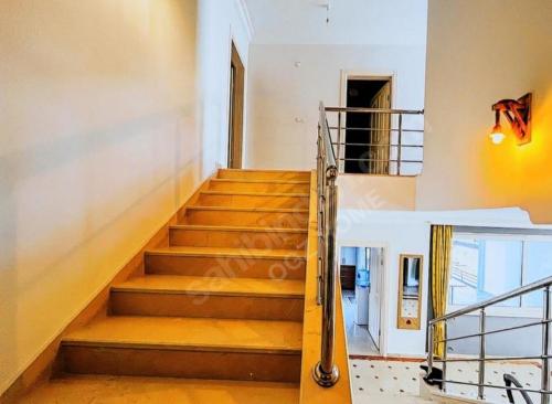 a staircase in a house with a stair case at Villa Oliena Sahil in Istanbul