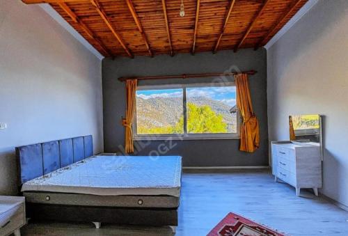 sypialnia z dużym łóżkiem i oknem w obiekcie Villa Oliena Sahil w Stambule
