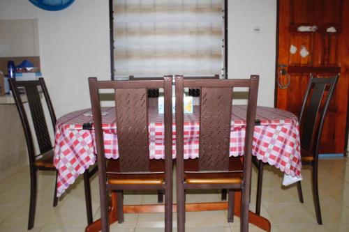 a table with a red and white checkered table cloth at Homestay Mokde in Muar