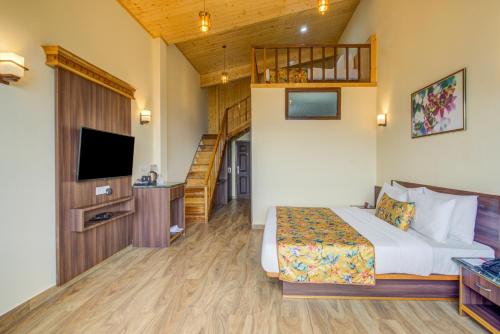 pokój hotelowy z łóżkiem i schodami w obiekcie Summit Namnang Courtyard & Spa w mieście Gangtok
