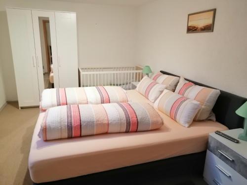Bett mit vier Kissen auf einem Zimmer in der Unterkunft Ferienwohnung Palm in Monschau