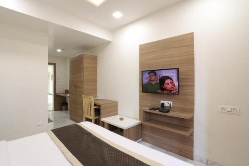 Camera con letto e TV a parete di Hotel Lotus ad Ānand