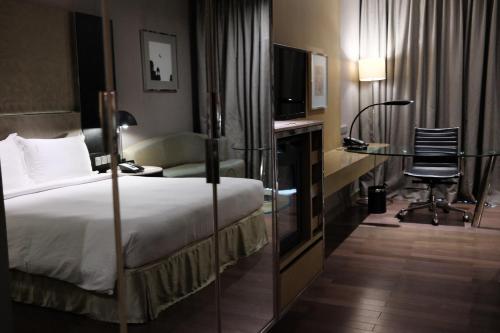 Un ou plusieurs lits dans un hébergement de l'établissement Holiday Inn New Delhi Aerocity by IHG