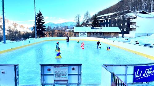 a group of people playing on a snow covered slope at la foux d'allos au pied des pistes in La Foux