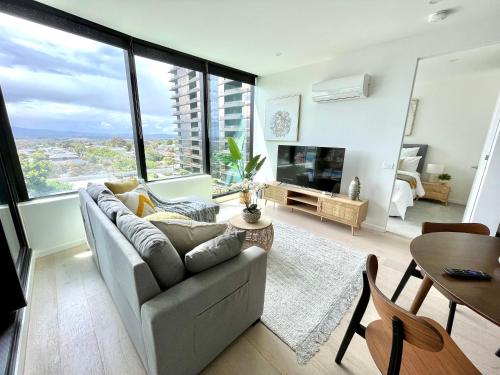 TV a/nebo společenská místnost v ubytování REST COLLECTION Apartment at SkyGarden Glen Waverley