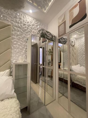 100mbps net,Unli Netflix in 75 inch tv in living room & Home Theater in Room