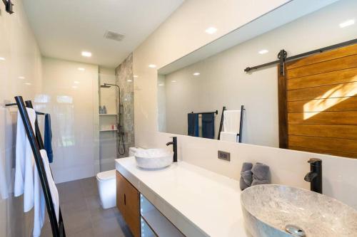 La salle de bains est pourvue d'un lavabo et d'un miroir. dans l'établissement The Guu - Villa 1, à Ko Lanta