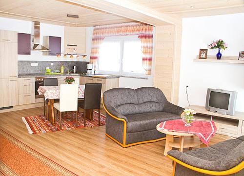 Ferienwohnung Ahne في زيلب: غرفة معيشة مع أريكة وطاولة