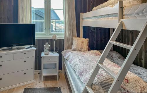- une chambre avec des lits superposés et une télévision dans l'établissement Stunning Home In Sjusjen With House A Mountain View, à Sjusjøen