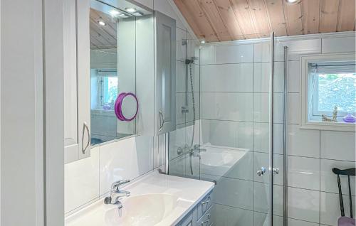 La salle de bains est pourvue d'un lavabo, d'une douche et d'un miroir. dans l'établissement Stunning Home In Sjusjen With House A Mountain View, à Sjusjøen