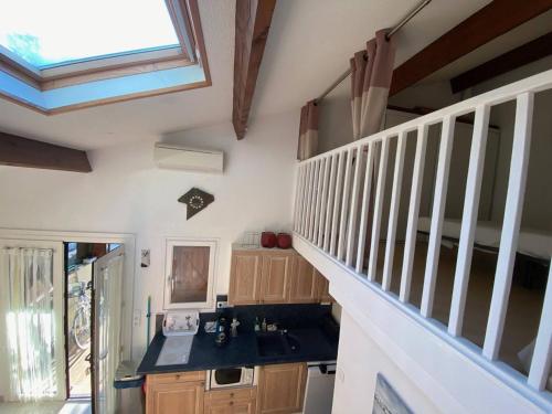 une petite cuisine avec un évier et un escalier dans l'établissement Villa T2, 6 pers avec Terrasse & Clim, Proche Plage à Port Leucate - FR-1-81-576, à Port-Leucate