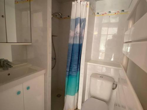 Bilik mandi di Villa T2, 6 pers avec Terrasse & Clim, Proche Plage à Port Leucate - FR-1-81-576