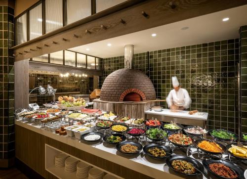 een buffet lijn met veel verschillende soorten eten bij Polat Palandöken in Erzurum