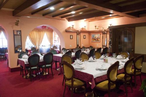 un comedor con mesas y sillas en una habitación en Hotel Zephyr - Plovanija, en Buje