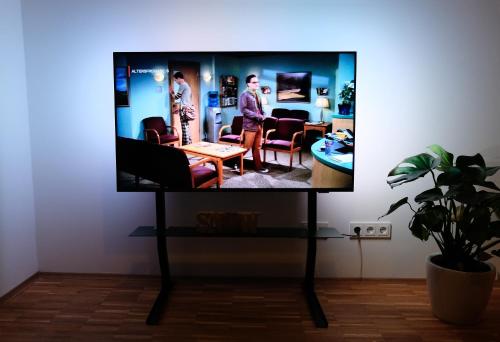 a flat screen tv on a stand in a living room at Design Apartment Nr 2 mit Terrasse und Parkplatz in Straubing