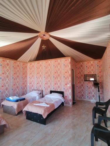 Ένα ή περισσότερα κρεβάτια σε δωμάτιο στο Lukasa camp Wadi Rum